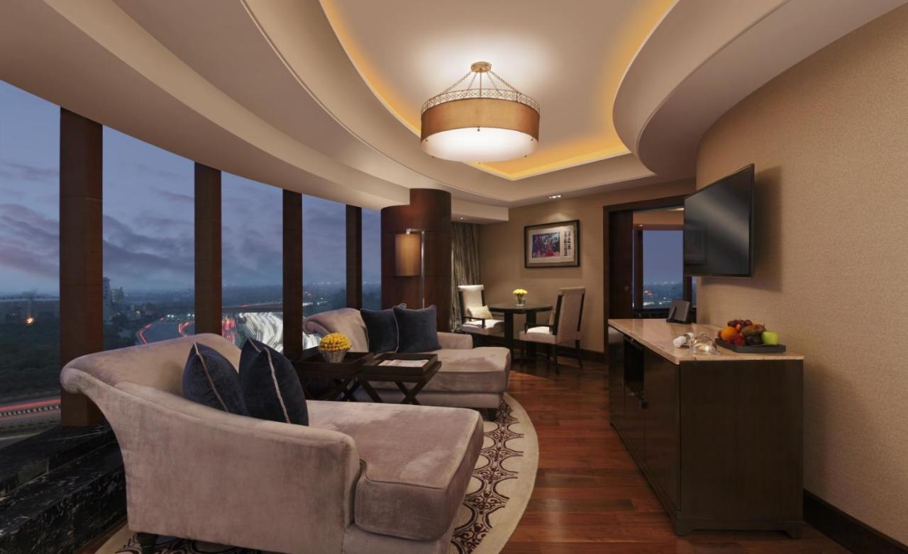 The Leela Ambience Gurugram Hotel & Residences - The Luxury Urban Sanctuary Gurgaon Zewnętrze zdjęcie A suite at the hotel