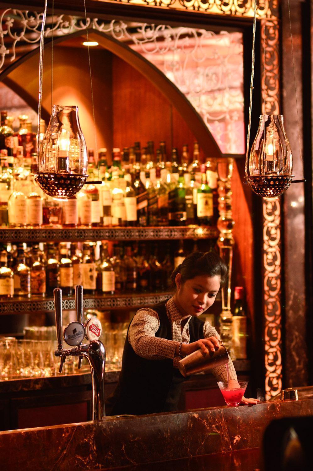 The Leela Ambience Gurugram Hotel & Residences - The Luxury Urban Sanctuary Gurgaon Zewnętrze zdjęcie The bar at the Monkey Bar