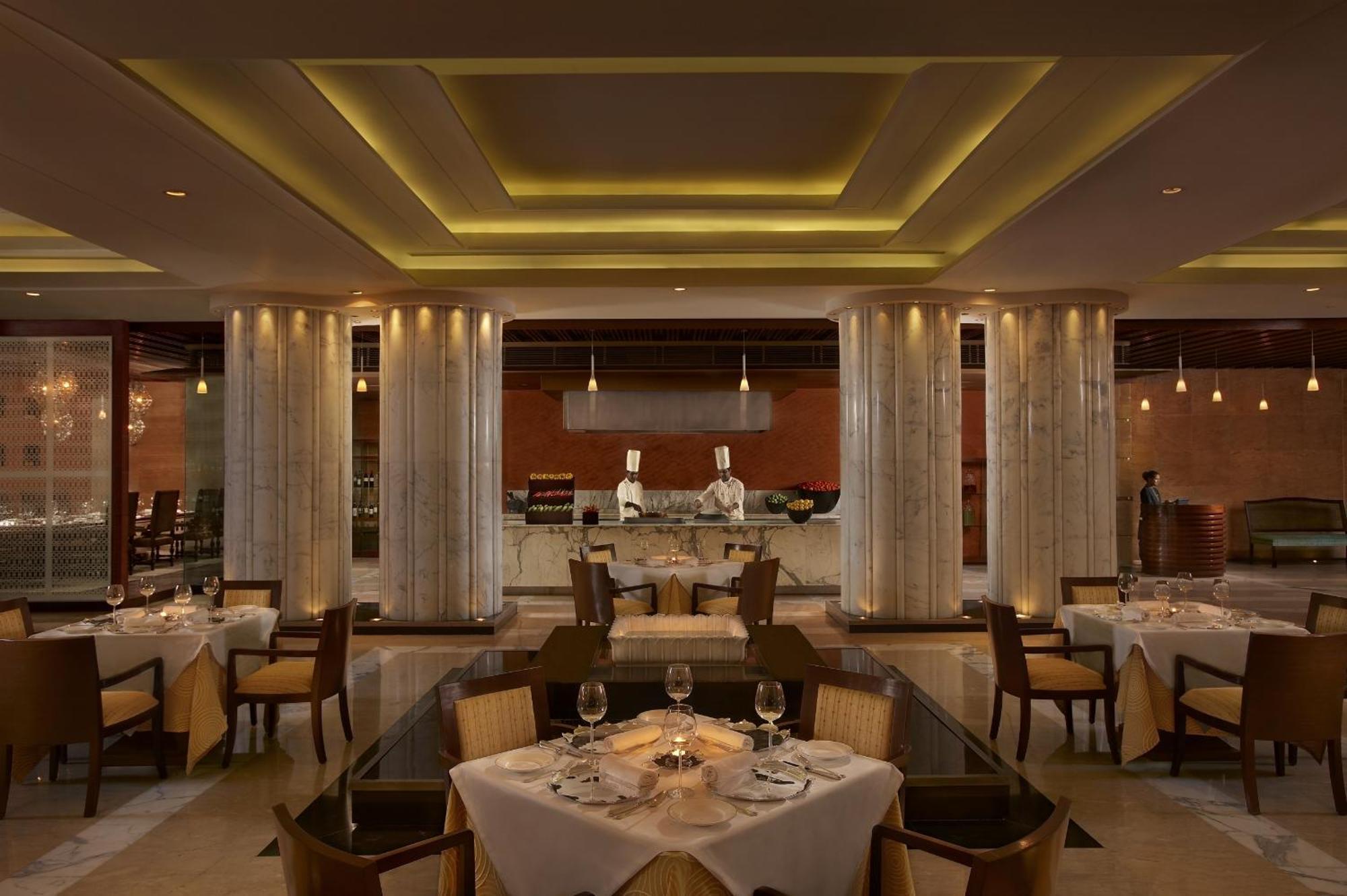 The Leela Ambience Gurugram Hotel & Residences - The Luxury Urban Sanctuary Gurgaon Restauracja zdjęcie The restaurant