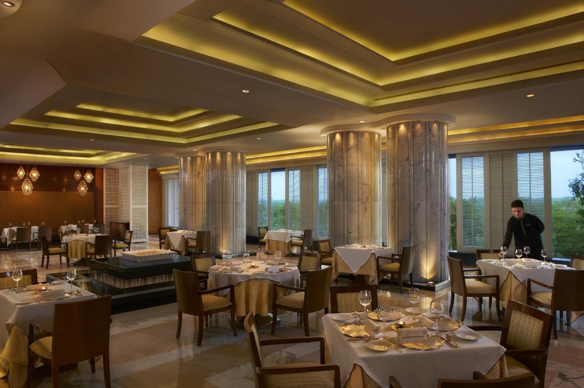 The Leela Ambience Gurugram Hotel & Residences - The Luxury Urban Sanctuary Gurgaon Wnętrze zdjęcie The restaurant