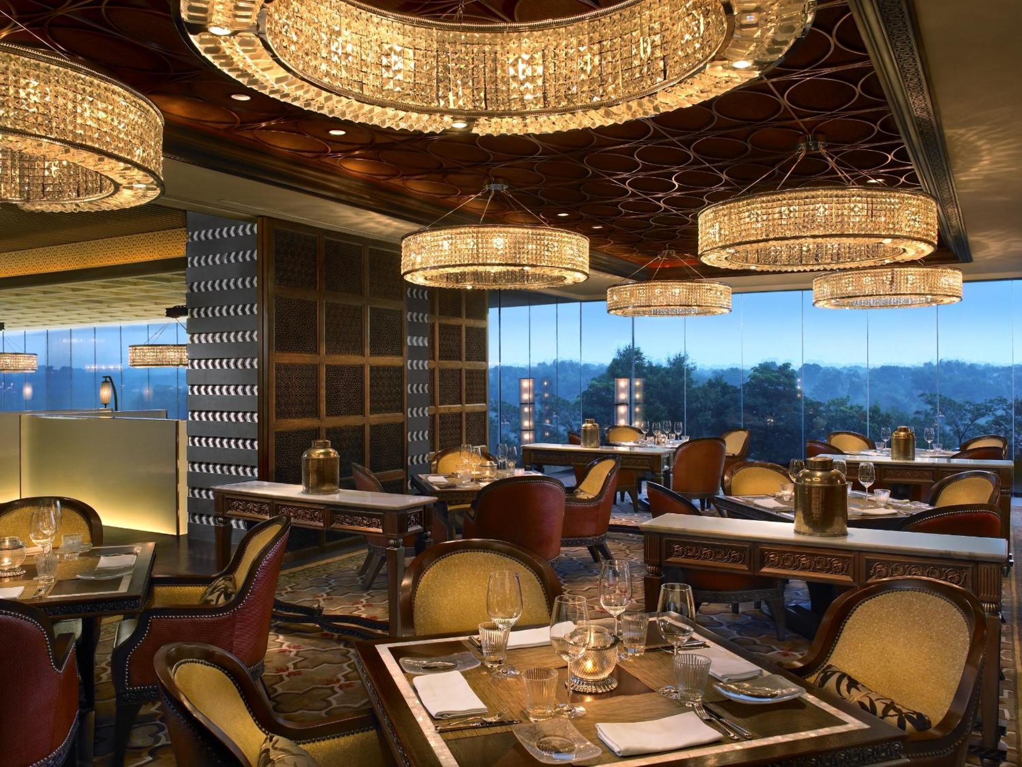The Leela Ambience Gurugram Hotel & Residences - The Luxury Urban Sanctuary Gurgaon Restauracja zdjęcie The interior of the restaurant