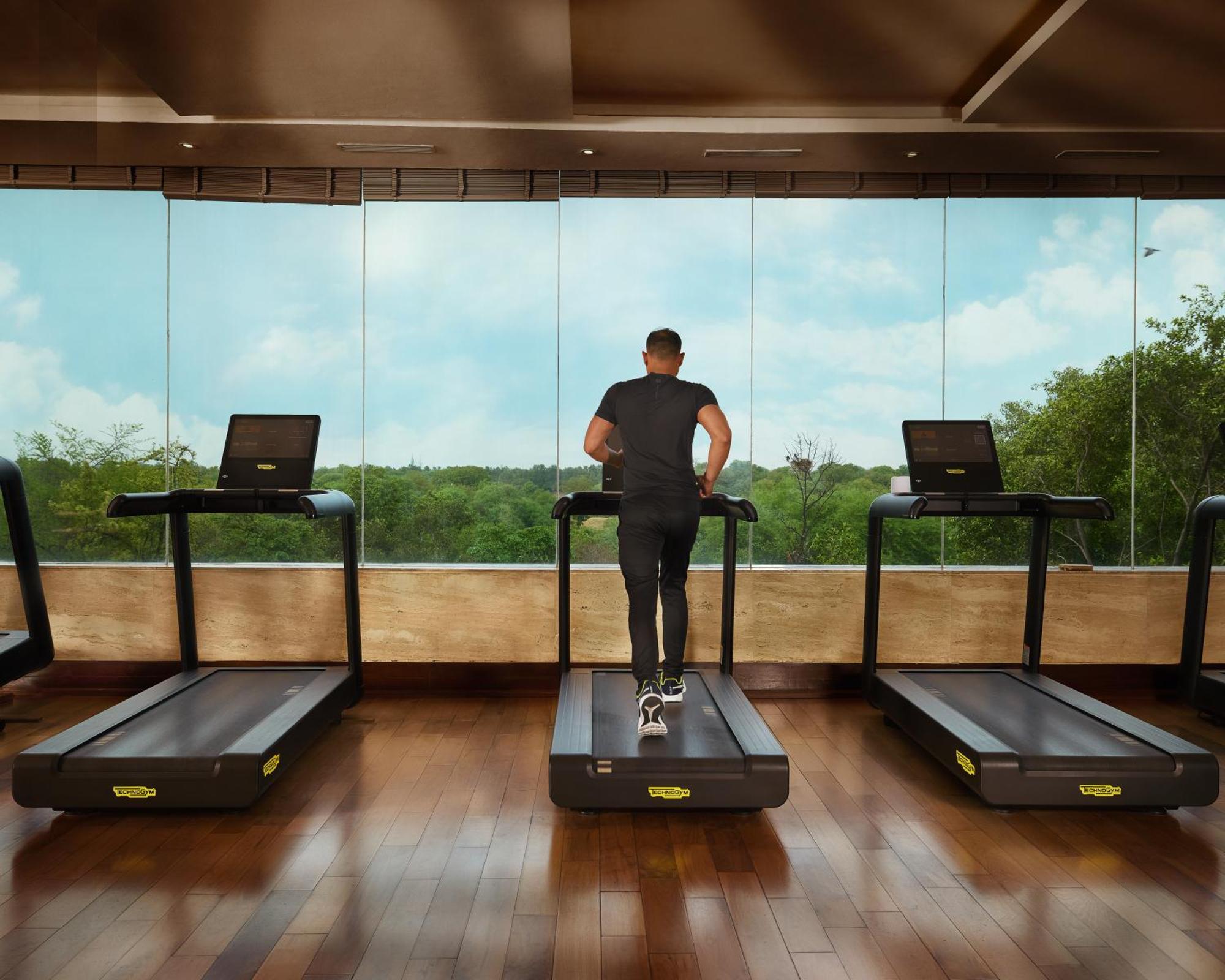 The Leela Ambience Gurugram Hotel & Residences - The Luxury Urban Sanctuary Gurgaon Zewnętrze zdjęcie A man on a treadmill