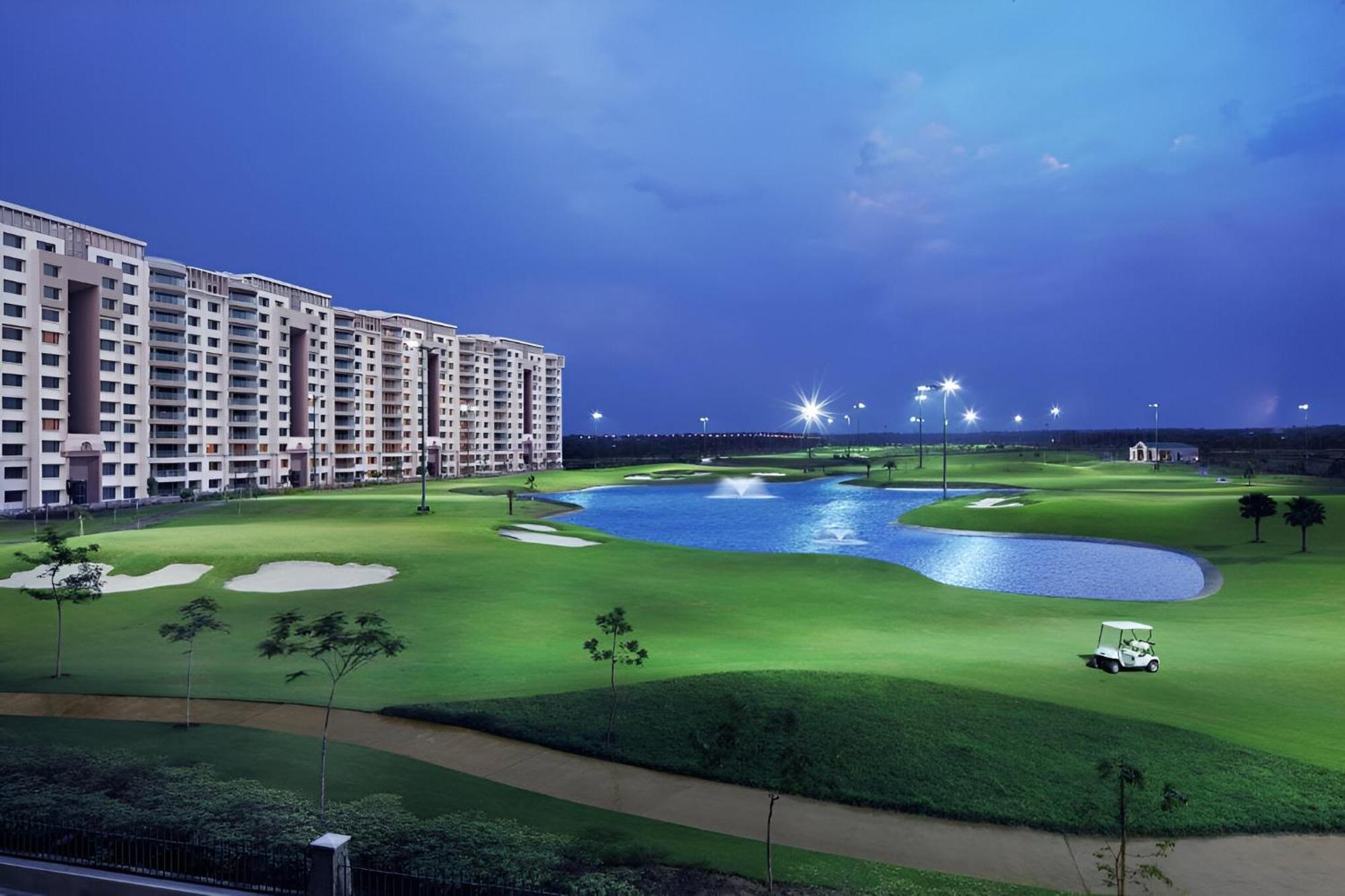 The Leela Ambience Gurugram Hotel & Residences - The Luxury Urban Sanctuary Gurgaon Zewnętrze zdjęcie Golf Course at the City of Dreams Manila