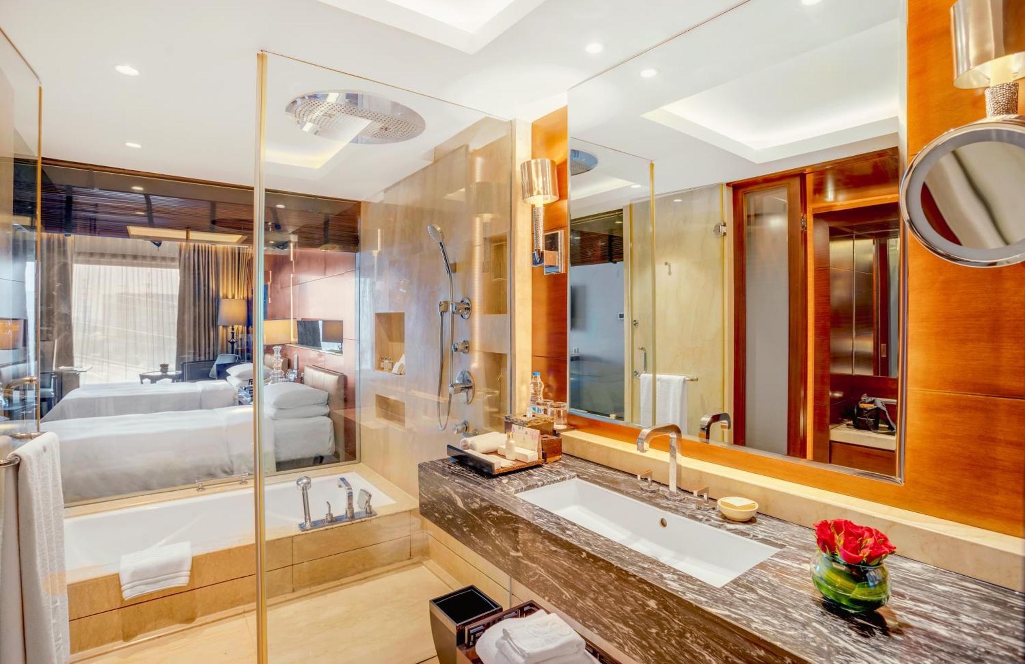 The Leela Ambience Gurugram Hotel & Residences - The Luxury Urban Sanctuary Gurgaon Zewnętrze zdjęcie Bathroom