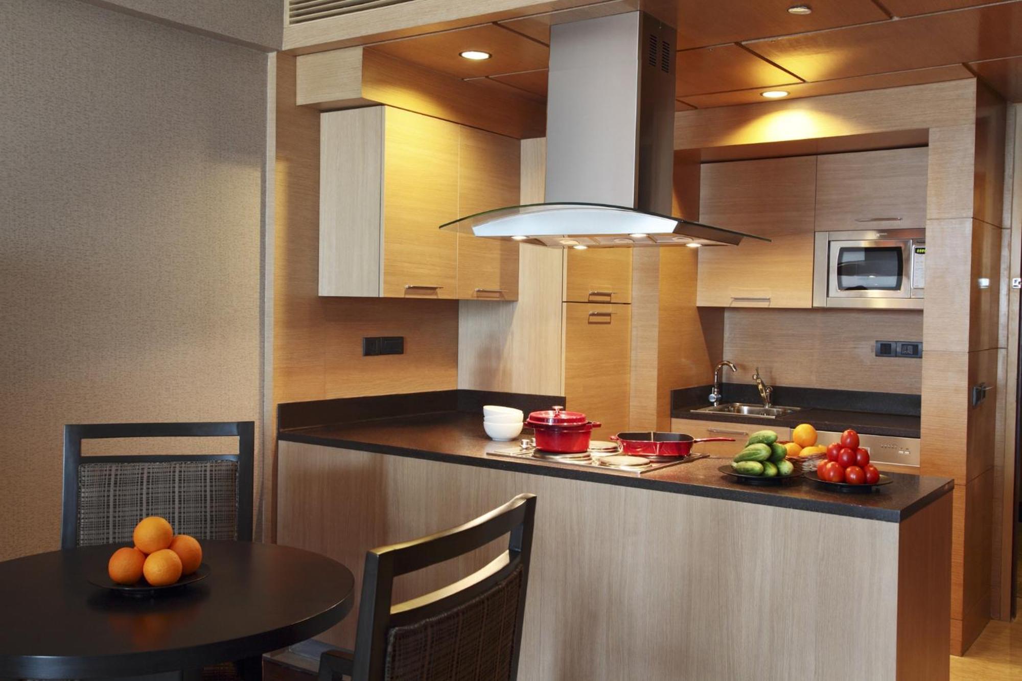 The Leela Ambience Gurugram Hotel & Residences - The Luxury Urban Sanctuary Gurgaon Zewnętrze zdjęcie A modern kitchen