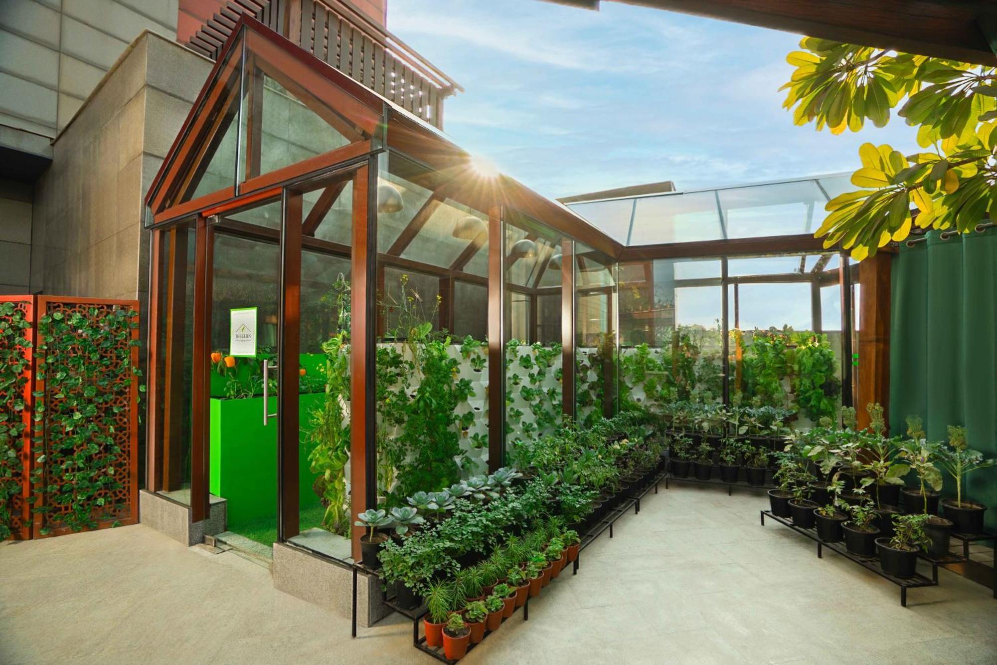 The Leela Ambience Gurugram Hotel & Residences - The Luxury Urban Sanctuary Gurgaon Zewnętrze zdjęcie The rooftop greenhouse