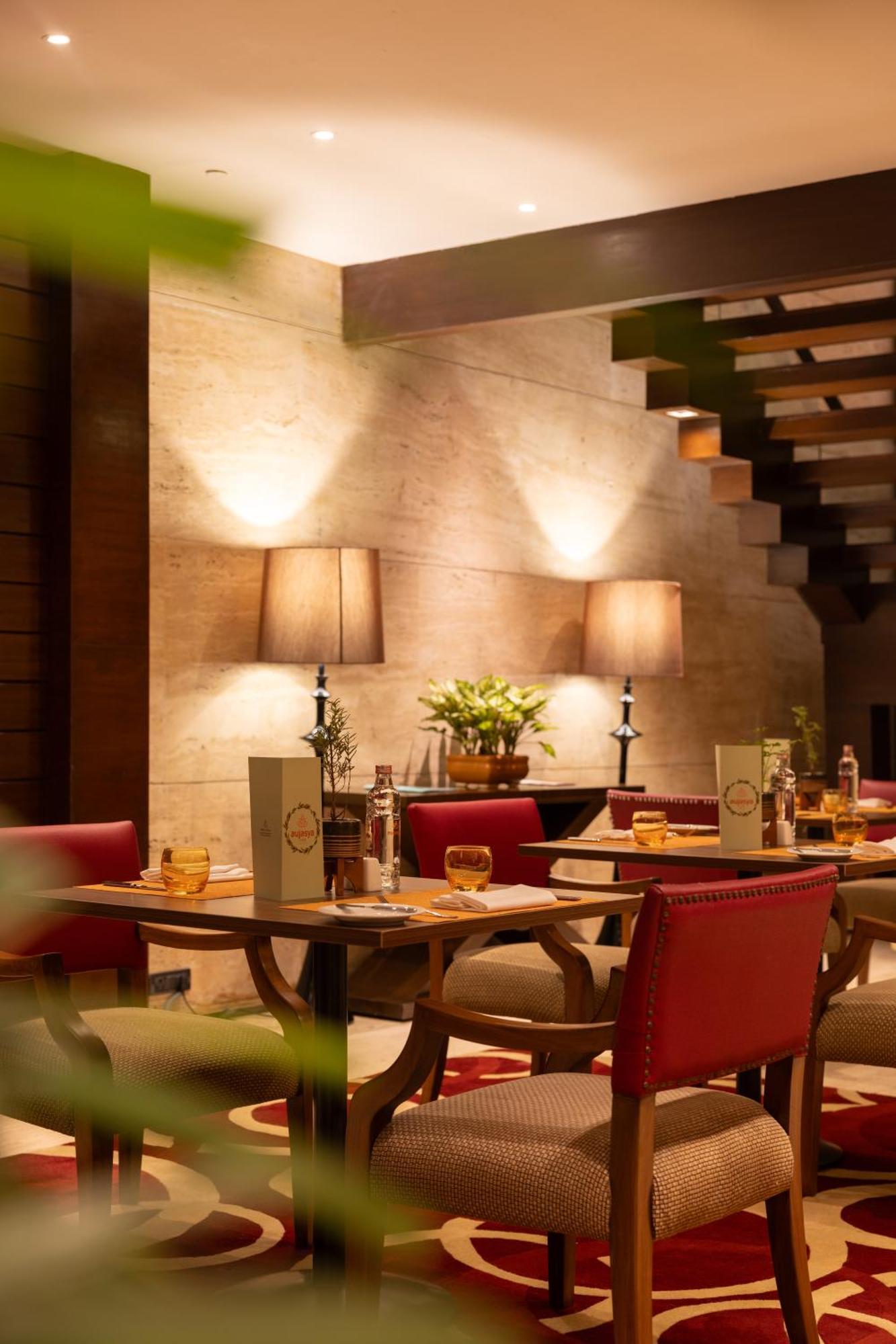 The Leela Ambience Gurugram Hotel & Residences - The Luxury Urban Sanctuary Gurgaon Zewnętrze zdjęcie The interior of the restaurant
