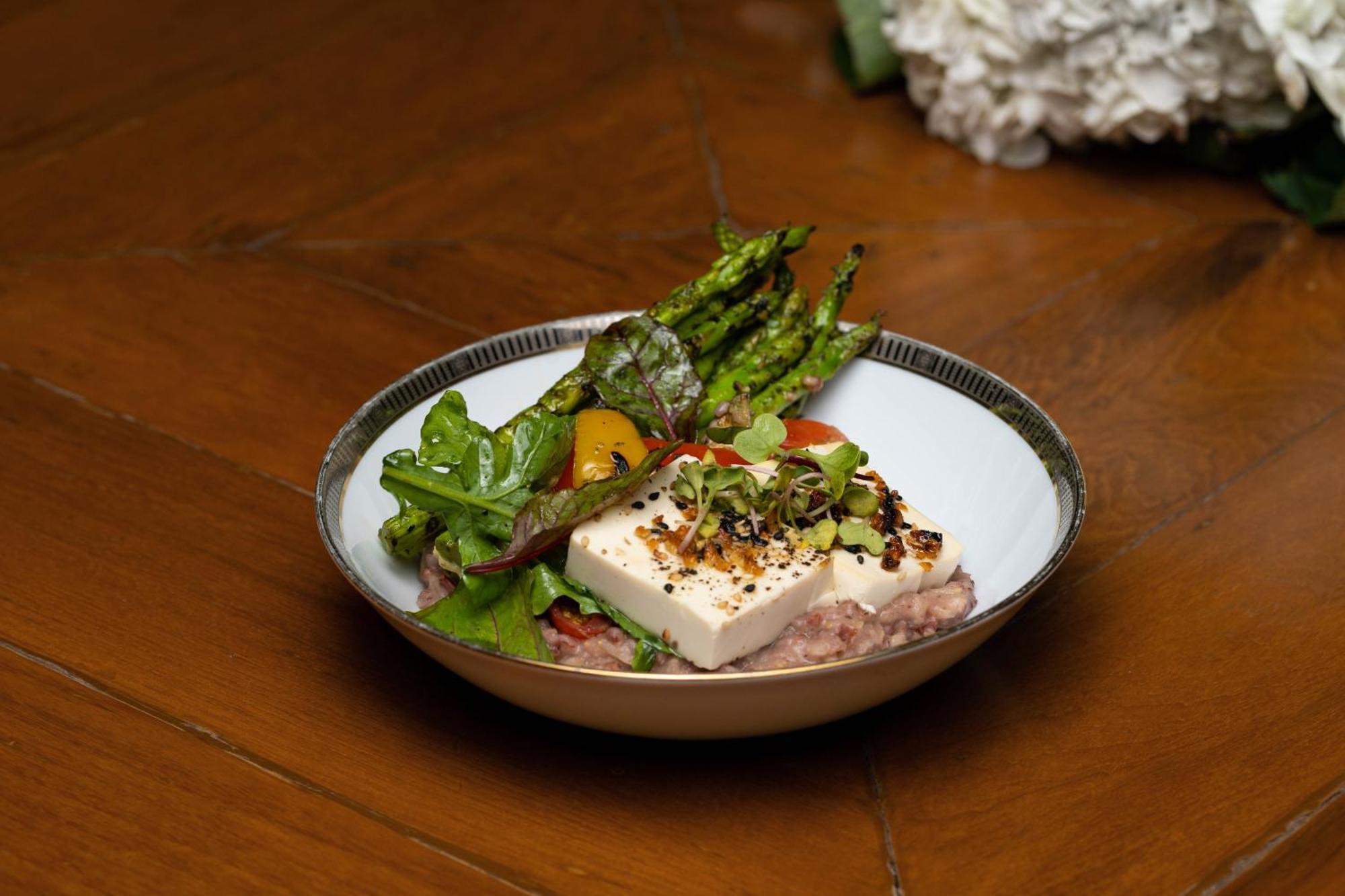 The Leela Ambience Gurugram Hotel & Residences - The Luxury Urban Sanctuary Gurgaon Zewnętrze zdjęcie A salad with tofu